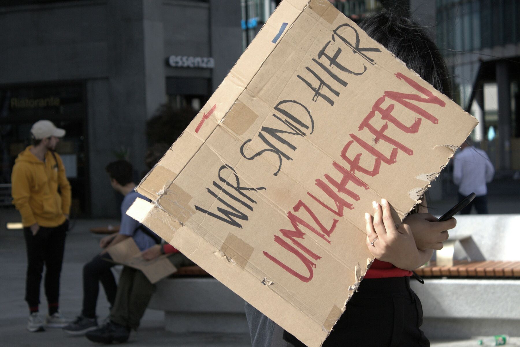 Handgeschriebenes Schild: Wir sind hier, um zu helfen